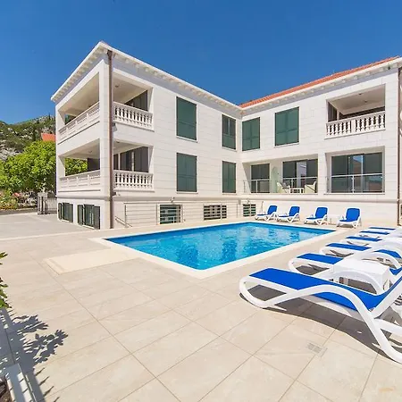 Casa Blanca Y Verde Slano